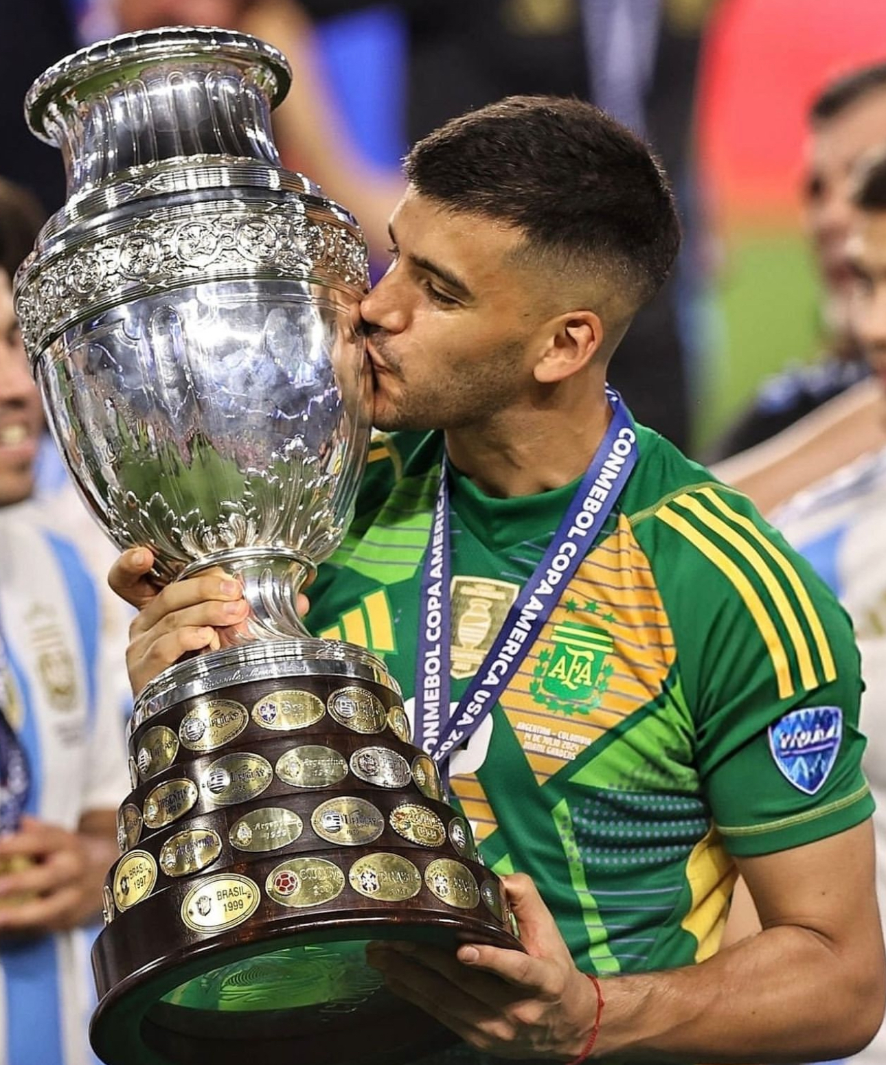 包含阿根廷网球手勇夺男子单打冠军的词条