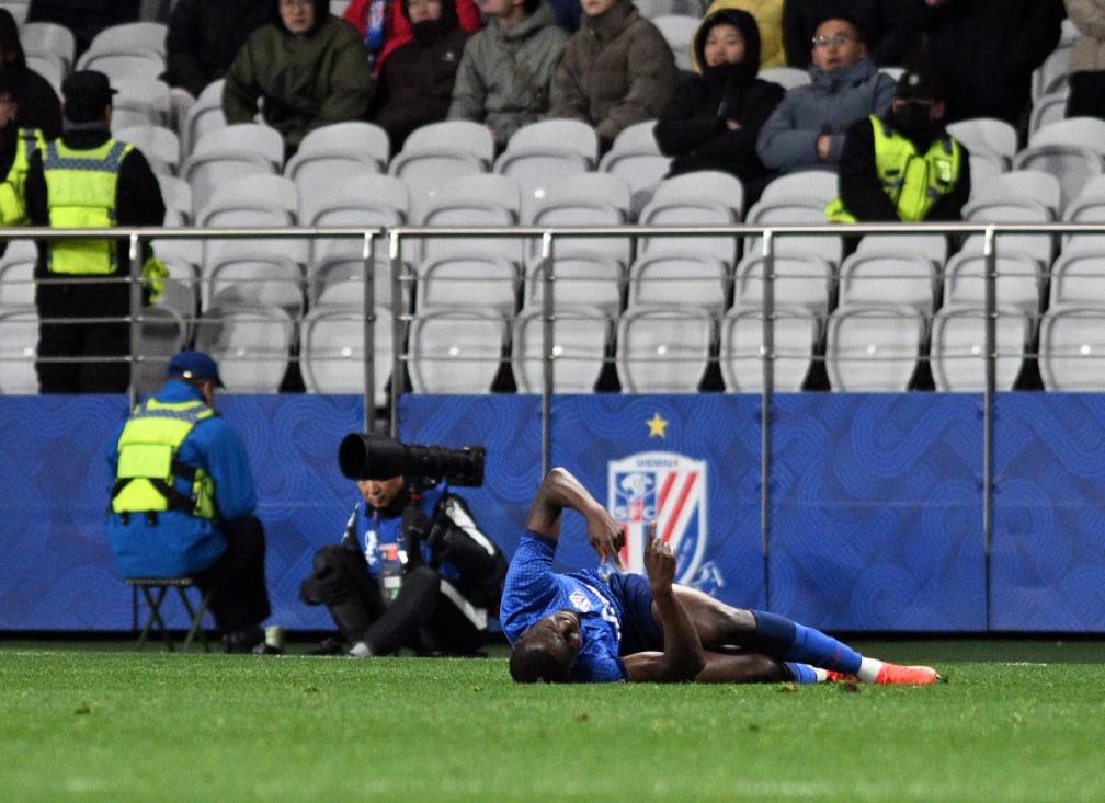 一名球员因伤退赛，对队伍的表现造成了影响的简单介绍