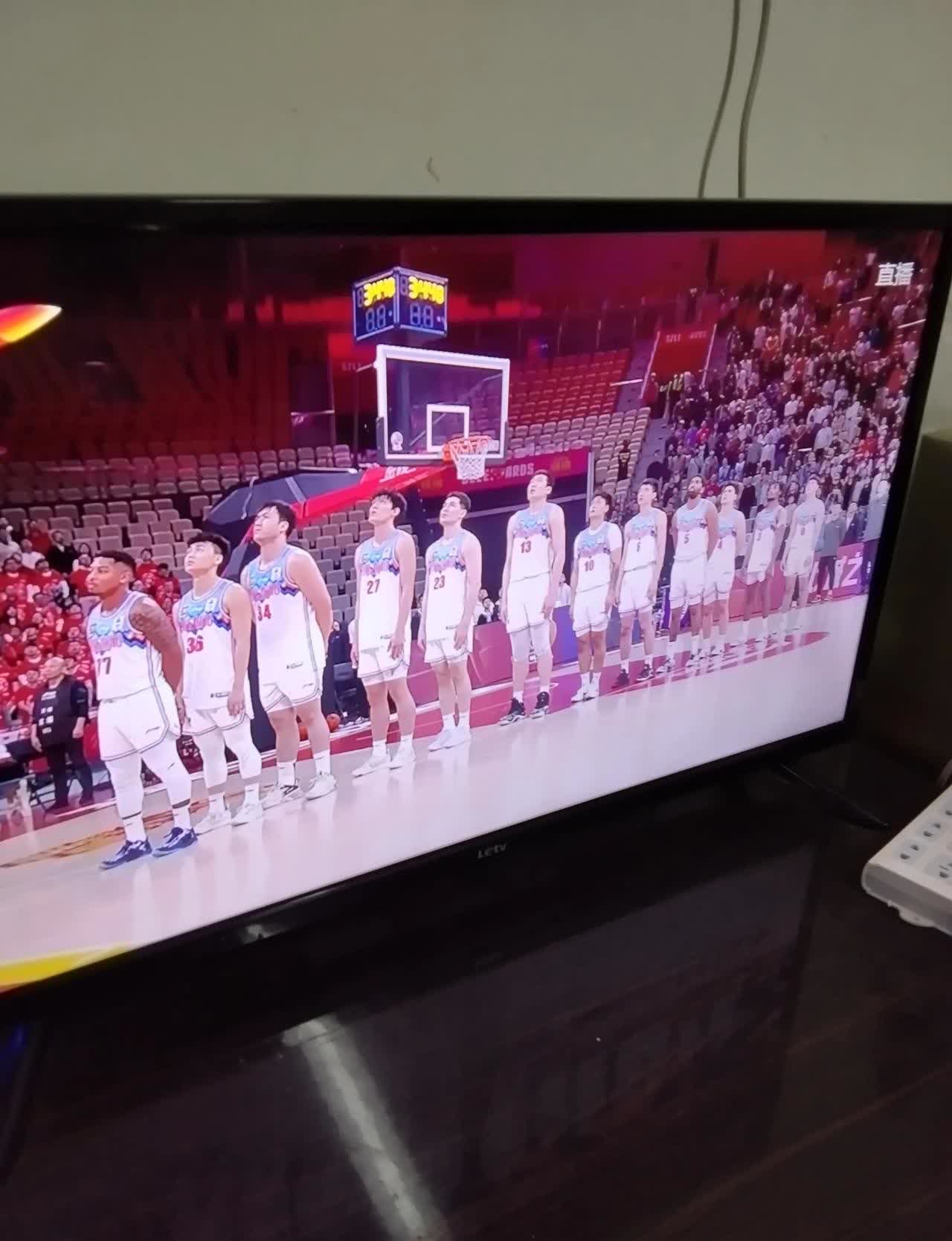 开云体育官网-篮球队备战夜间比赛，球迷翘首期待