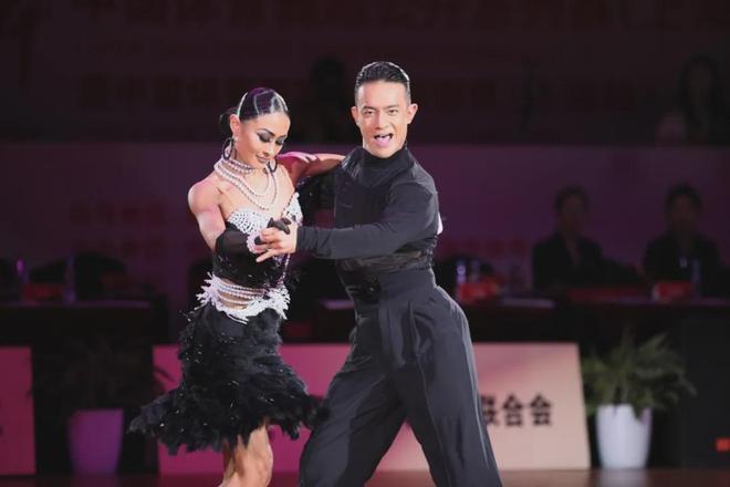 力与美:两支球队将在场上进行壮观的角逐的简单介绍 力与美:两支球队将在场上进行壮观的角逐的简单介绍