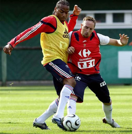 开云体育官网-法国后卫恢复训练备战,令人期待成绩