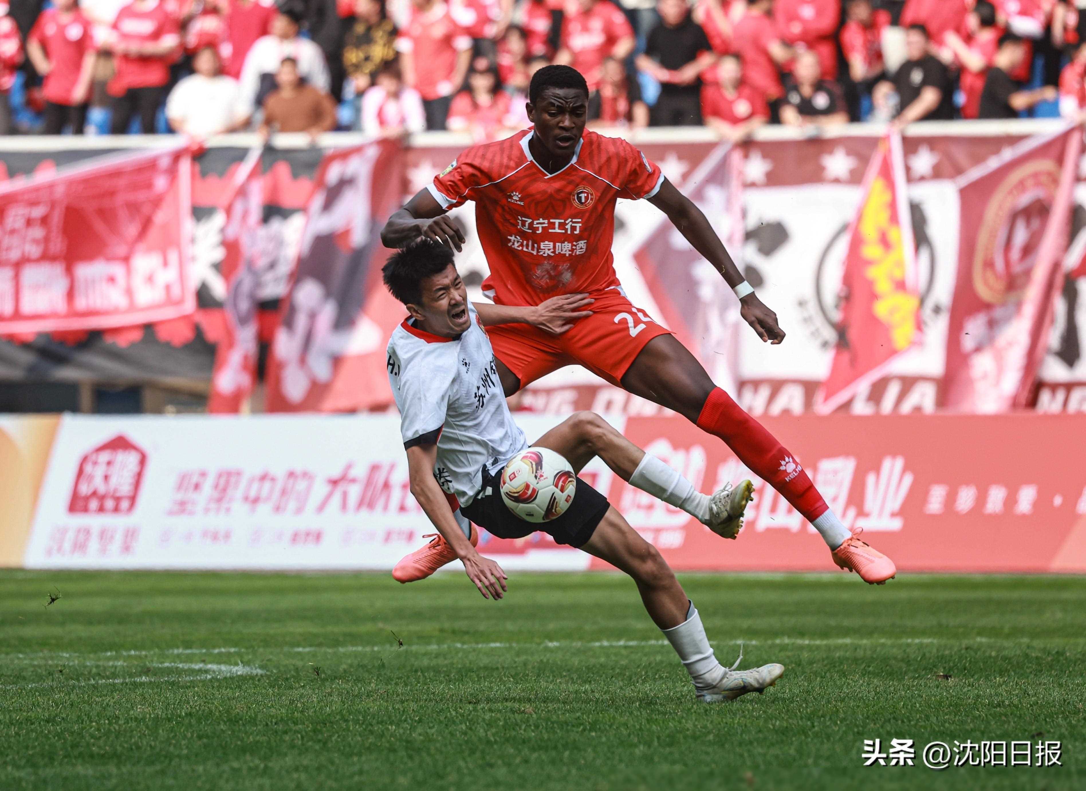 足球锦赛中球迷的激情，引起巨大关注